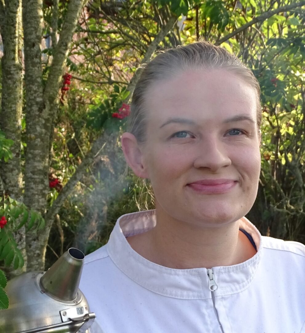 Nora Mäntysaari mehiläistarhaaja